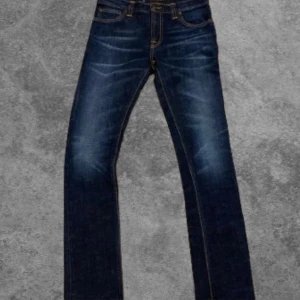 Nudie Jeans - Ett par mörkblå jeans från Nudie Jeans med en otrolig wash. 10/10 skick. Modell slutsåld överallt. 