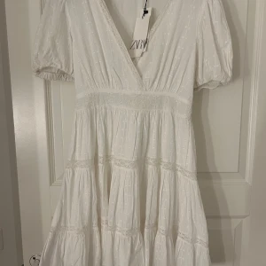 Vit klänning Zara - Vit klänning från Zara med v-ringning. Perfekt inför sommaren, oanvänd med prislapp kvar💞💞💞
