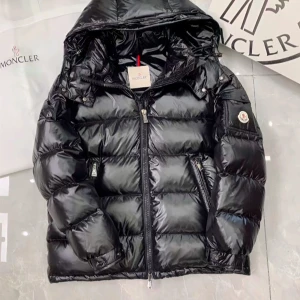 Moncler Maya - Svart pufferjacka, kom med fler frågor vid intress. Tagsen finns kvar men inte på jackan. 