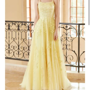 Ljusgul långklänning - Ljusgul balklänning som aldrig använts, säljer på grund av att den inte passar. Inköps pris 1500 inklusive frakt men säljer för 1200, pris kan diskuteras. (Personen på bildens normala storlek är mellan 34-36, klänningen är lite stor bak till)