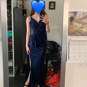 Mörkblå långklänning med slits - Säljer min superfina marinblå balklänning som är i toppenskick. Storlek 0 som motsvarar xs skulle jag säga🩷