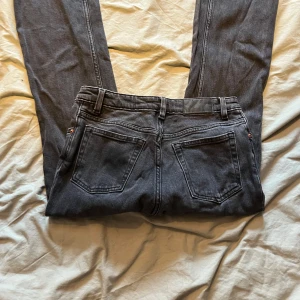 Grå jeans från Monki - Snygga grå jeans från Monki med klassisk femficksdesign. De har en normal passform och är perfekta för en avslappnad stil. Jeansen har en diskret Monki-logga på baksidan av midjan. Är bootcut