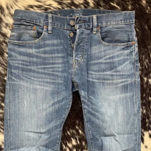Denim & supply jeans - Ralph lauren, Denim & supply jeans med otroligt snygg fade och slitningar. Slim/skinny fit. Storlek W32. Hör av dig vid frågor eller om det behövs fler bilder. MVH Båstad pluggen.