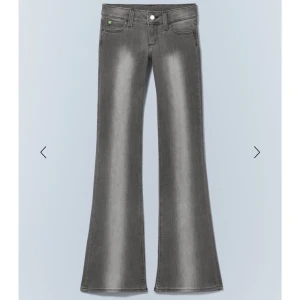Grå bootcut jeans - Snygga grå bootcut jeans med en cool tvätt från Weekday, märket är cheap monday. Är storlek 29 i midjan men passar mig som vanligtvis har storlek 27. Dem är väldigt stretchiga så skulle passa någon som har större än 29 också!