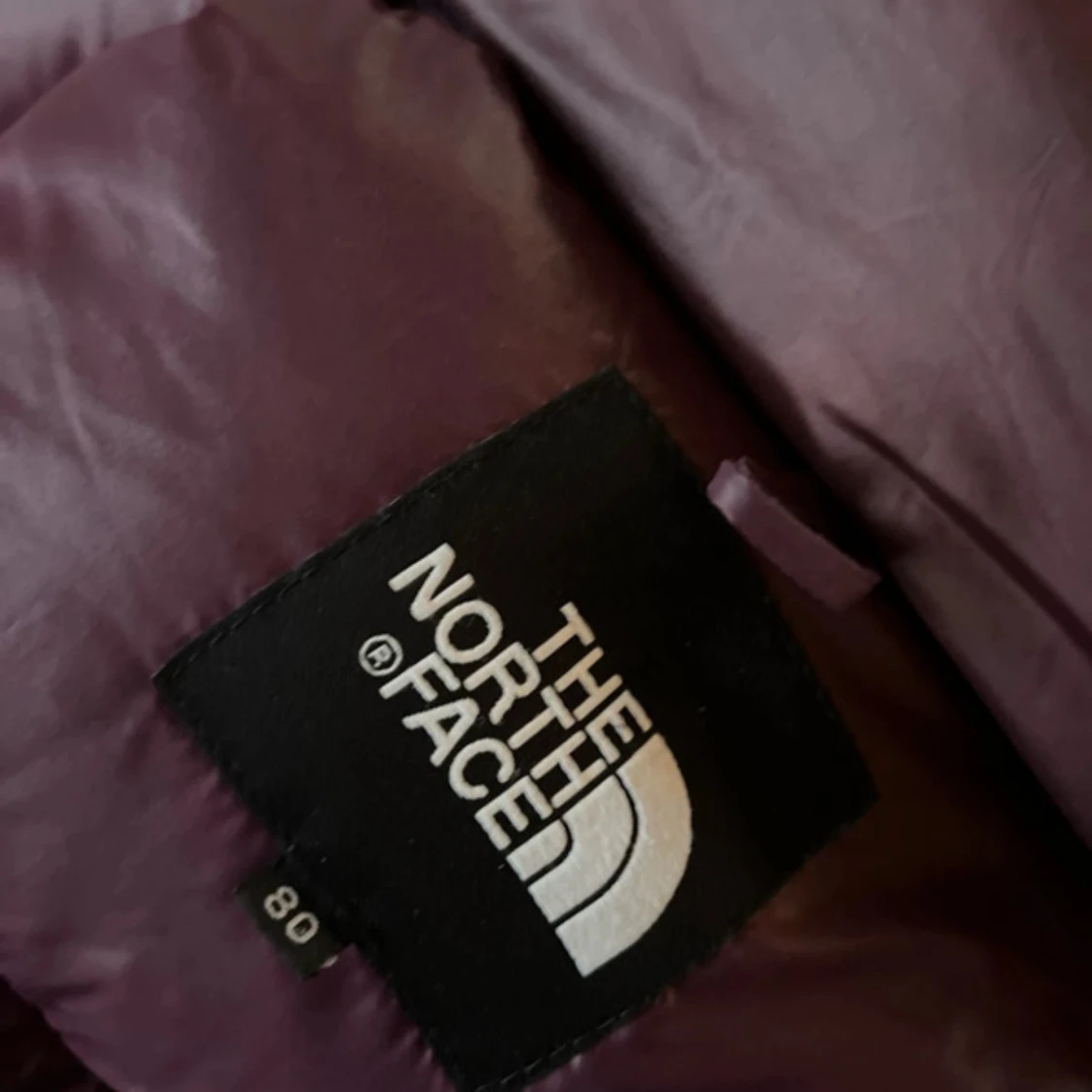 Vinröd dunjacka från The North Face - 1
