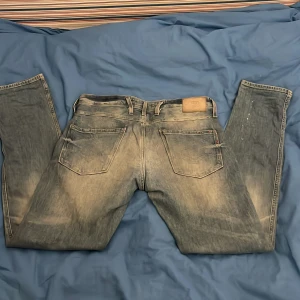 Blåa replay anbass  - Snygga blå jeansbyxor från Replay med en klassisk femficksdesign. Skick 8/10 några små fläckar på ett av benen men annars nästan i nyskick. Storlek W32 L34. Skriv om du har någon fråga.