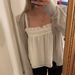Vit topp - Säljer ett sött vitt linne som inte kommer till använding. Perfekt till sommaren och passar jättebra under koftor. Köpt på Zalando💓 