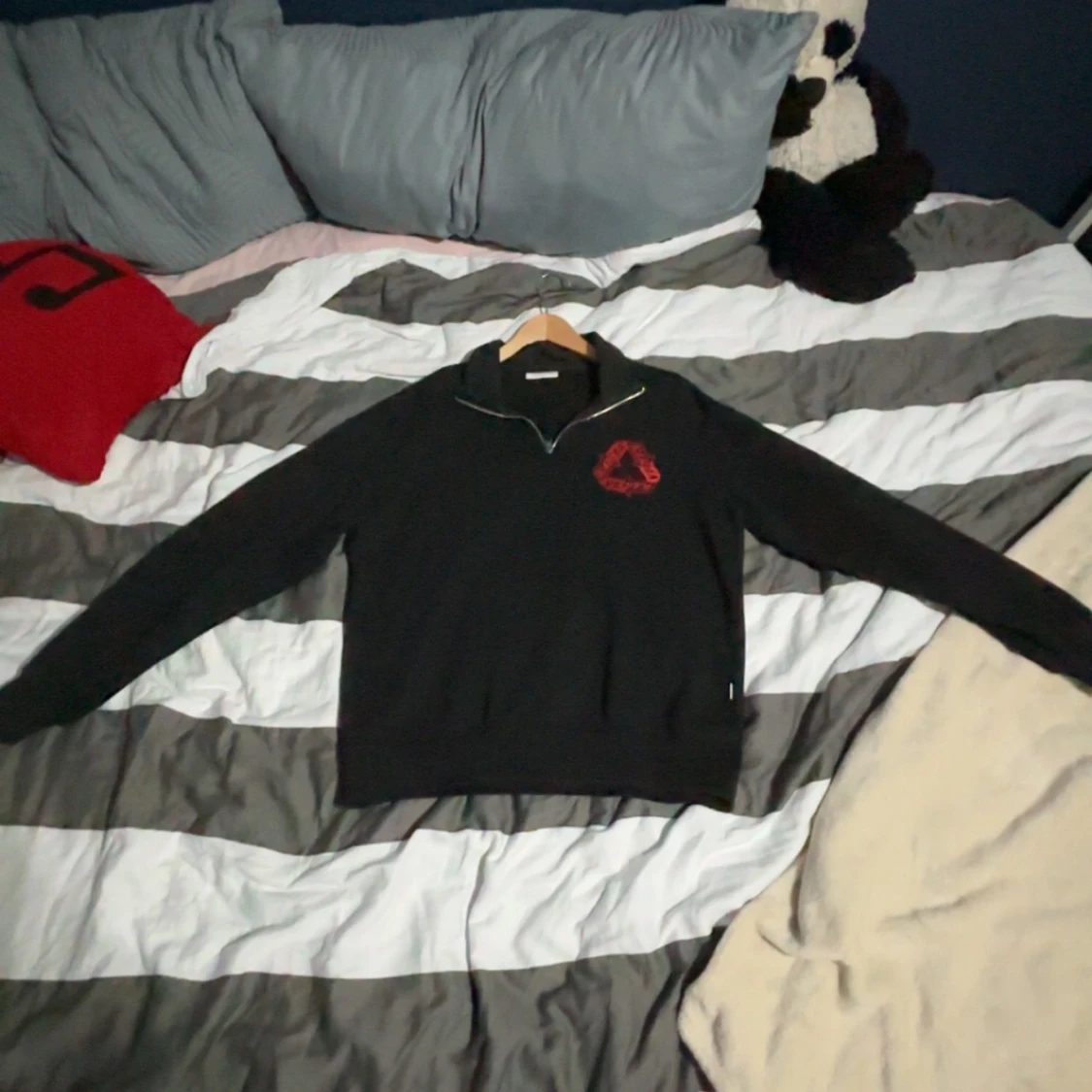 Svart tröja med dragkedja och röd logga - 1