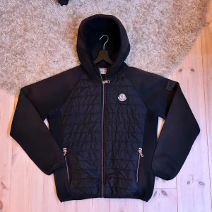 Moncler Cardigan  - Riktig fet cardigan ifrån moncler. Skicket är 8/10, inte defekter förutom lite solblekt men inget man tänker på. Aldrig sett en sån här Cardigan förut så vill du stå ut så är denna perfekt. 🤩 säljer billigt för jag fått den och är inte riktigt min stil. Kvitto finns.