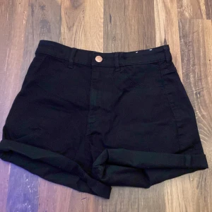 Svarta jeansshorts  - Svarta jeansshorts i storlek 164, väldigt stretchiga