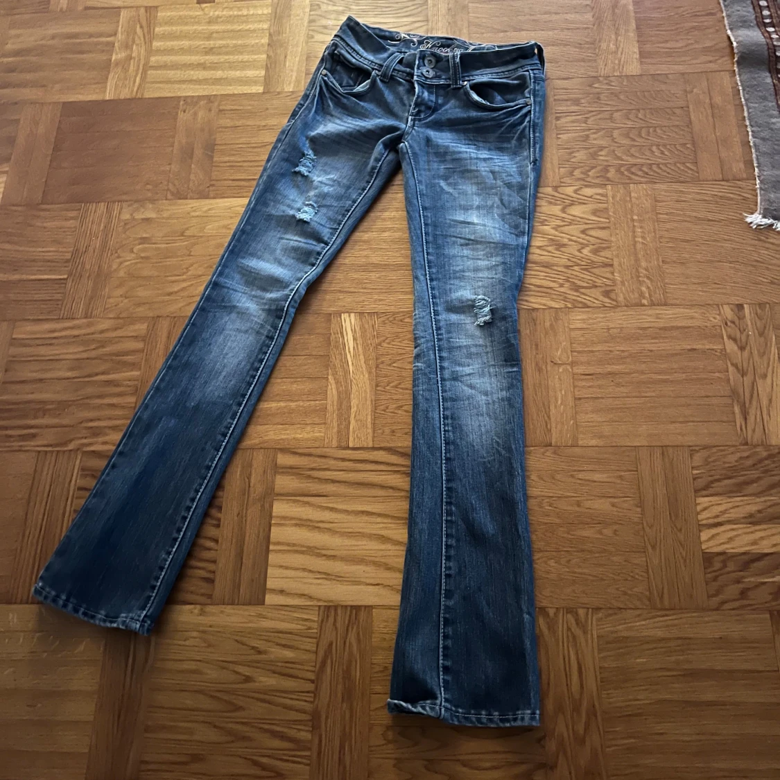 Blå jeans med slitningar - 2