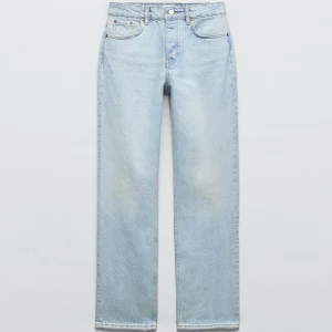 Ljusblå ZARA jeans - Säljer dessa ZARA jeans från förra året. Toppenskick! Storlek 38. Medelhög midja och raka ben. Kan självklart skicka fler  bilder om det önskas! ✨