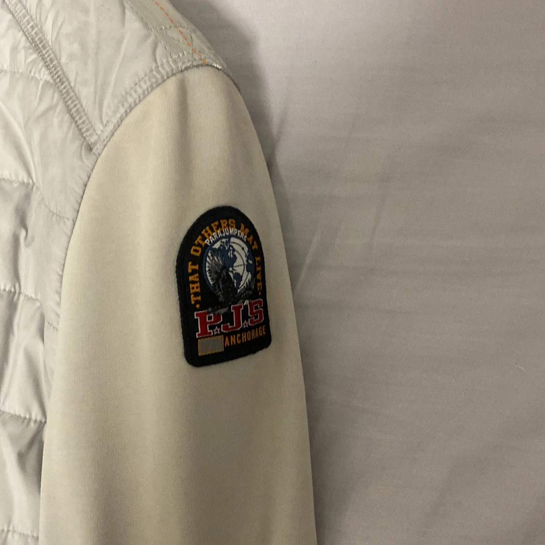 Beige/vit quiltad jacka från Parajumpers - 1