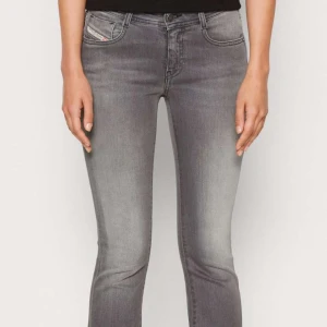 Grå bootcut jeans från Diesel - Snygga grå bootcut jeans från Diesel med lågmidja. Jeansen är i bra skick. Stolek 25 i midja 30 längd, passar mig som är 164 cm. Säljer dessa pga att för små i midjan för mig.