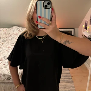 Blus🖤 - Så snygg topp från en av Zaras äldre kollektioner, men som har blivit sjukt trendig igen. 