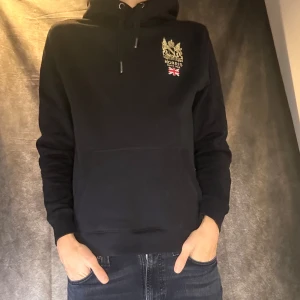Morris hoodie svart - Riktig fin hoodie i mycket bra skick size m och passar mig 180 63 kg väldigt bra. Skriv vid funderingar