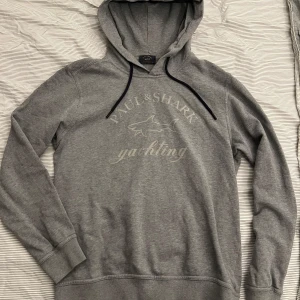 Grå hoodie från Paul & Shark - grå hoodie från Paul & Shark. Storlek M men sitter som S.                                                                                           Är 186 