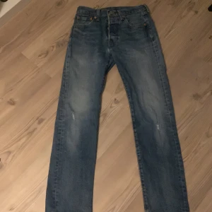 Levi's 501 jeans - Klassiska Levi's 501 jeans i blå denim. De har en rak passform och är midwaist. Perfekta för en avslappnad stil med knappgylf och fem fickor. Levi's Premium-märke på insidan. Pris går att diskutera 