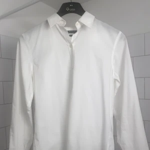 Ralph Lauren skjorta - Snygg vit skjorta från Lauren Ralph Lauren i storlek M. Skjortan har en klassisk design med broderad logotyp på bröstet och knappar framtill. Perfekt för en stilren look. 9/10 skick inga tecken på användning. Nypris 1700kr❌vårt pris 199kr✅. Vid behov av fler bilder eller allmänna frågor tveka inte över att kontakta oss 🔥💚🙏