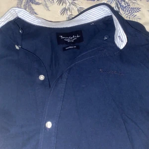 Mörkblå skjorta från Bondelid - Snygg mörkblå skjorta från Bondelid med en klassisk design. Köpte den för 699 och är endast använd 1 gång, kan gå ner i pris vid snabb affär 