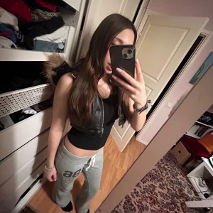 Svart jacka med päls - Snygg svart dunväst med pälsdetaljer på kragen.