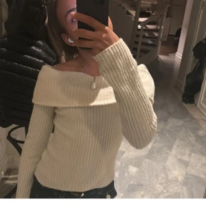 Vit ribbad offshoulder tröja - Säljer en vit ribbad tröja med offshoulder-design. Tröjan har långa ärmar och är fin som passar perfekt för både vardag och speciella tillfällen. (Inte min bild)