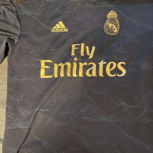 fotbollströja - En fin real Madrid tröja i bra skick storlek m