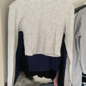 Grå croppad tröja - Säljer en snygg grå croppad tröja. Den är långärmad och perfekt för både höst och vår. Tröjan är i bra skick och passar perfekt till ett par jeans eller kjol. Superbekväm och stilren!