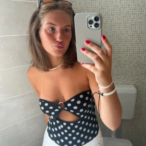 Prickig body från Zara - Använd fåtal gånger, så den är i ett mycket bra skick. 