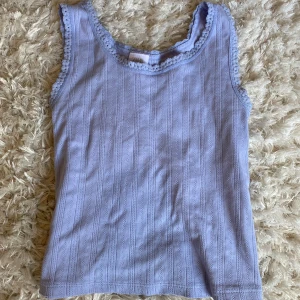 Ljuslila linne från Zara - Säljer ett supergulligt ljuslila linne från Zara. Älskar det här linnet men har tyvärr blivit för litet💕