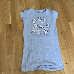 Nattlinne  - Så fint nattlinne i bra skick och perfekt till någon som älskar pandor