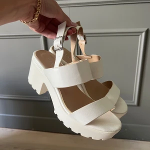 Platå sandaler - Fina och mycket bekväma platå-sandaler från Tiamo. Sparsamt använda, se bilder för anmärkningar 💛