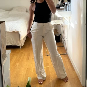 Linnebyxor - Jättefina beiga linnebyxor med mellan hög midja 🤍.