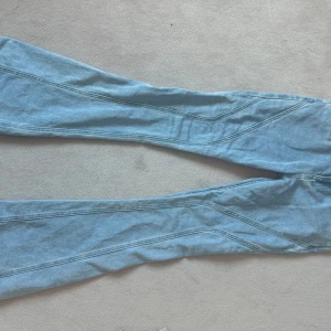 Jätte snygga omsydda Bootcut jeans - Säljer dessa low rise Bootcut jeans som jag har sytt om. Aldrig använda men säljer pga att de är för långa på mig. Kan diskutera pris