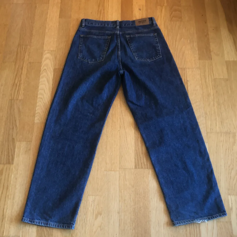 Säljer ett par blå jeans från Sweet Skateboarding i storlek XS. De är i bra skick och har en klassisk femficksdesign med en knapp och dragkedja framtill. Jeansen har en straight passform och är tillverkade i slitstarkt denim. Perfekta för vardagsbruk eller en avslappnad stil. Köp direkt eller ge prisförslag 💙. Jeans & Byxor.