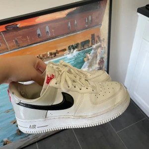 Nike air force - Nike Air Force 1 '07 "Light Iron Ore" i storlek 37,5. Det finns lite slitningar på insidan vid hälen, annars är dem i gott skick!