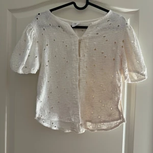 Vit Zara blus (barn)  - Fin vit blus från zara (barn) i stolek size 13-14/ 164. Använd men inget som syns. Fint skick, säljs för 150kr. Köpare står för frakten.
