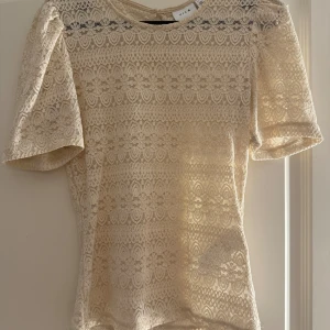 Vila blus  - Superfin blus från Vila i stolek XS. Knappt använd. Säljs pågrund av att den inte används längre. Säljer för 200kr. Köpare står för frakten.