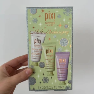 Pixi Multi-Moisturizing Set - Säljer ett helt nytt, oöppnat set med tre återfuktande produkter från Pixi. Setet innehåller Hydrating Milky Lotion, pHenomenal Gel och Retinol Jasmine Lotion, alla i 15 ml storlek. Perfekt för att hålla huden återfuktad och fräsch. Kommer i en fin förpackning med glitterdetaljer, perfekt som present eller för egen användning. 