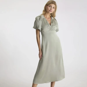 Neo Noir klänning - Neo Noir Illana Heavy Sateen Dress. Strl. 34  Nyinköpt och aldrig använd.  Säljer pga fel storlek