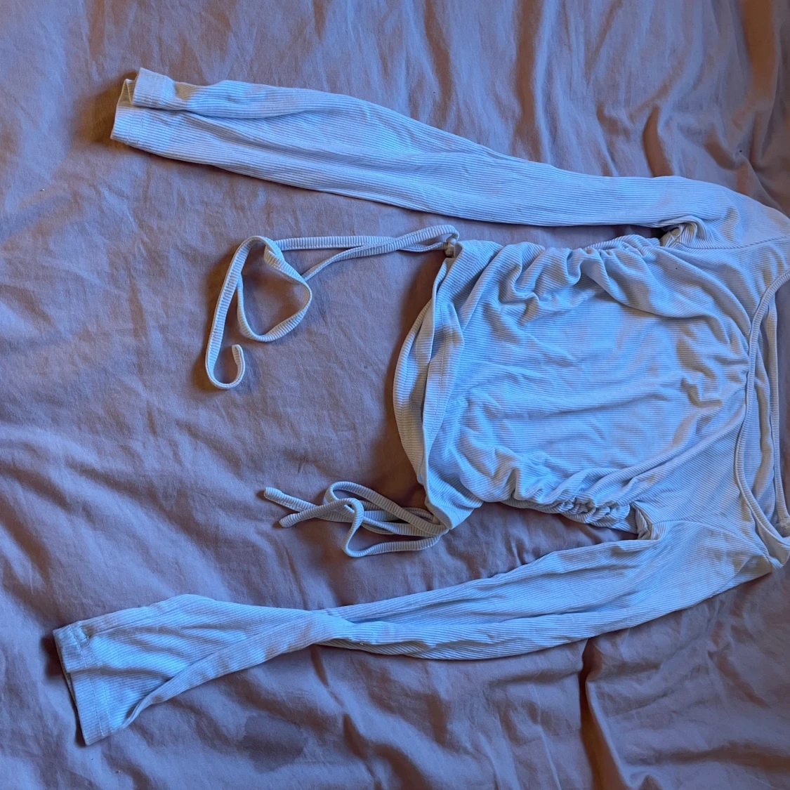 Ljusblå ribbad topp med knytband