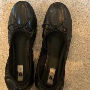 Svarta ballerina skor  - Svarta ballerina skor från Gina! Knappt använda 💕