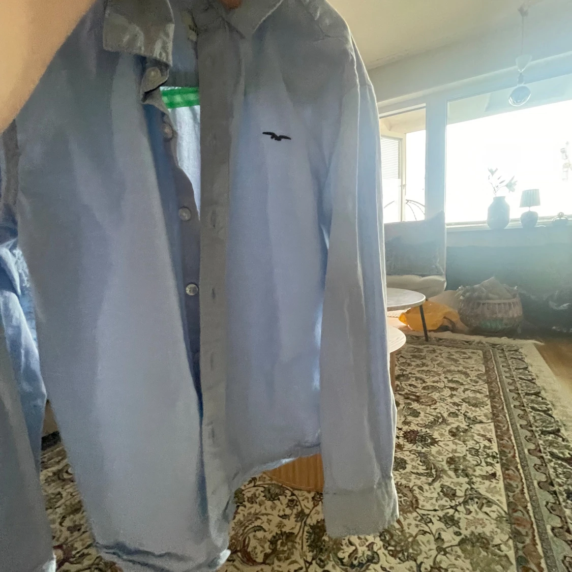 Ljusblå skjorta med knappar - 90