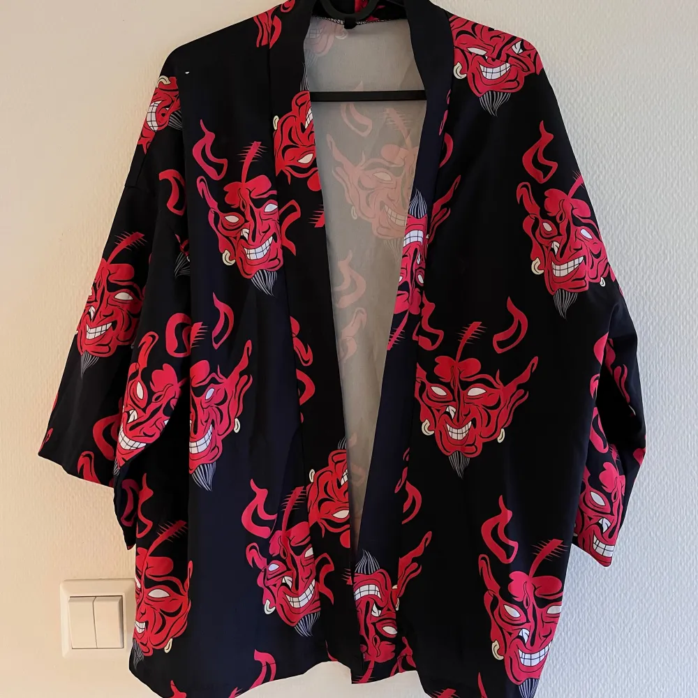 Säljer en svart kimono. Den är långärmad och tillverkad i ett lätt och bekvämt material. Storlek M. ♥️♥️. Jackor.