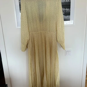 Gul midiklänning  - Mycket bra skick. 
