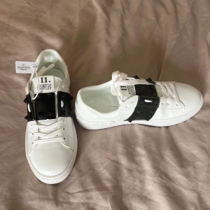 Valentino Sneakers - Jag säljer nu mina helt nya Valentino skor som jag köpt här på plick, säljer då det är för stora för mig. Osäker om de är äkta därav priset. Hör av er om ni undrar nått!💕