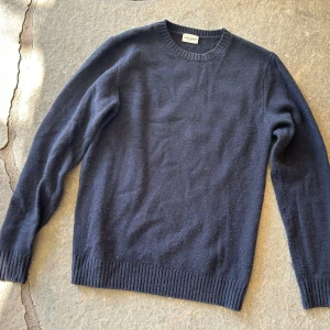 Mörkblå john henric tröja  - Mörkblå tröja i 10% Kashmir och 90% wool. Väldigt snygg och skön passform, säljer eftersom att den är för liten. Nypris: 999 Mitt pris: 349