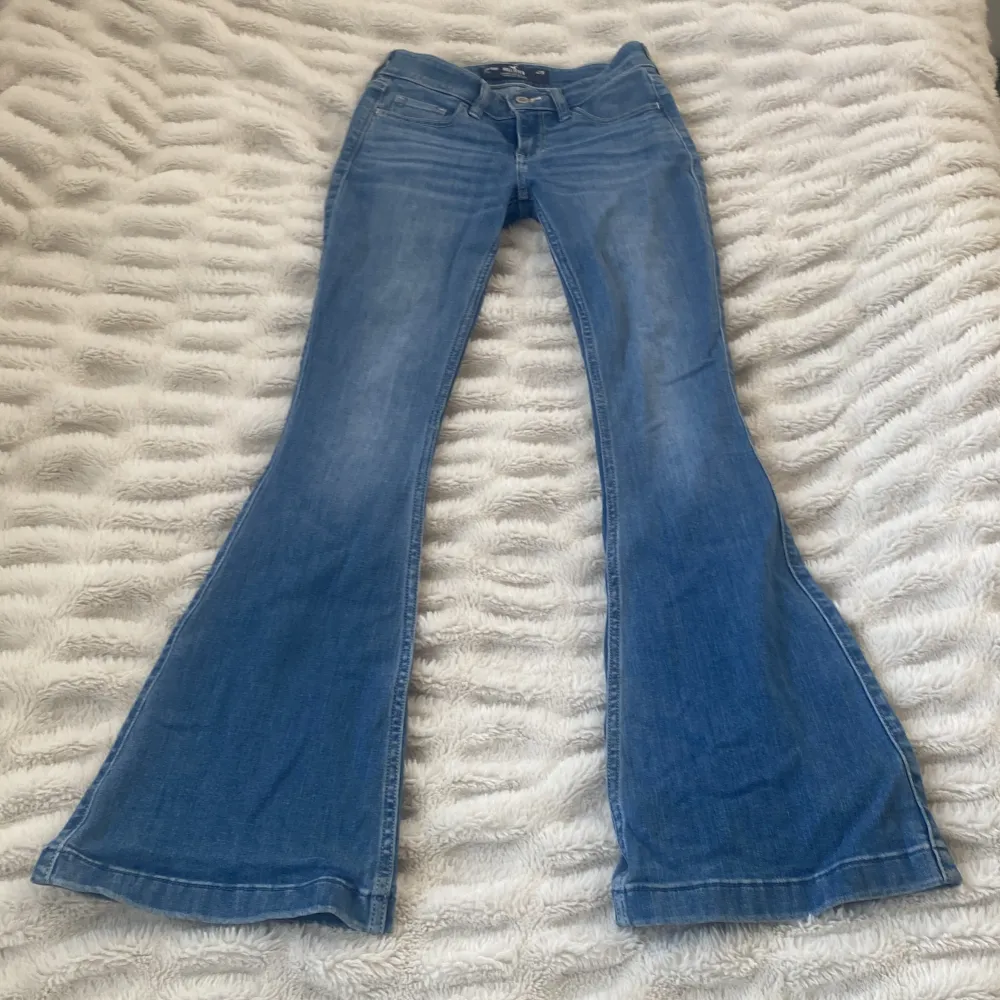 Säljer ett par snygga blå bootcut jeans från Hollister.  Str w23 men stretchigt material. Använda fåtal gånger 💓💓. Jeans & Byxor.