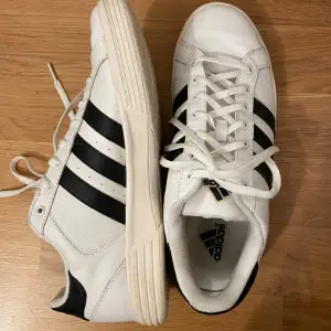 Säljer ett par vita och svarta Adidas sneakers i bra skick. Klassisk design, likt grand court men har ej kunnat hitta det specifika modellnamnet. Passar till allt och hur bekväma som helst, bättre än så blir det inte!