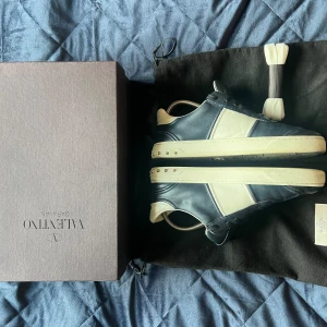 Valentino flycrew navy skor - Säljer dessa sjukt snygga valentino flycrew i NAVY. -Storlek 43, men passar lite större -Skick 8.8/10  -ALLA nitar -tillkommer: skor, original låda, 2st dustbags, extra skosnören  Hör av er vid frågor